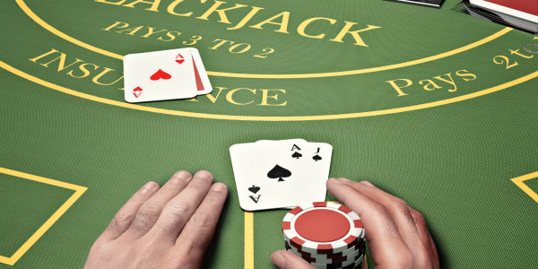 Conozca la diferencia: ¡Blackjack versus póquer!